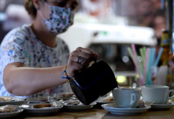 Salud mental, persona con taza